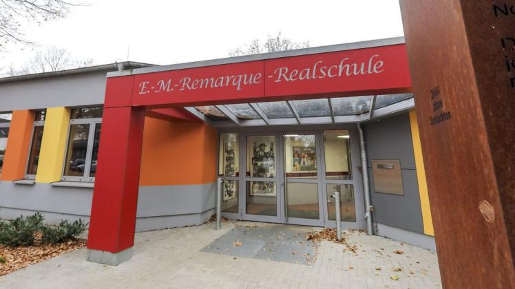 Die Erich-Maria-Remarque-Realschule in der Wüste wird zur Oberschule. Ab Sommer heißt sie deshalb Erich-Maria-Remarque-Schule.