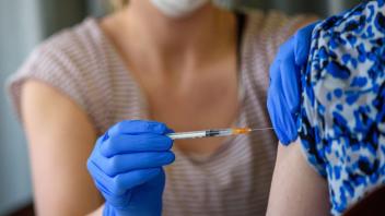 Eine Patientin wird von ihrer Hausärztin mit dem Impfstoff von Biontech/Pfizer gegen Corona geimpft. Auch in einer Lotter Praxis sind bereits die ersten Corona-Impfungen durchgeführt worden. (Symbolfoto)