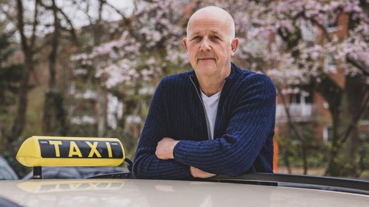 Holger Brandt (60) fährt seit über 30 Jahren mit seinem Taxi durch Hamburg.