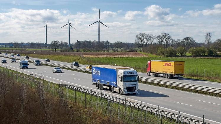 Neben der Autobahn 7 soll der neue Looper Windpark mit drei 200 bis 217 Meter hohen Windkraftanlagen entstehen. Die bestehenden Windräder in Krogaspe sind 135 Meter hoch.