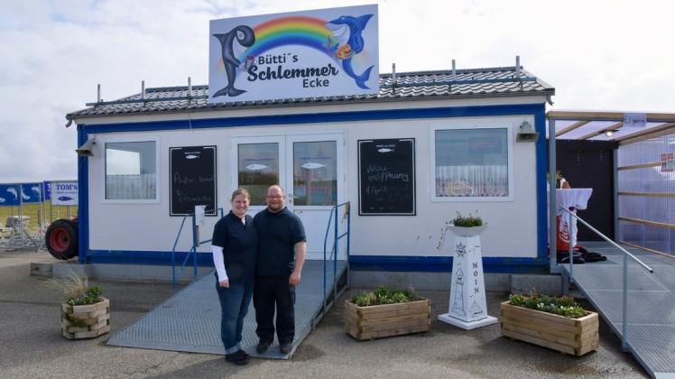 Marco Bütter mit seiner Frau Nadine ist der neue Betreiber der Fischbude Bütti&apos;s Schlemmer-Ecke auf Pellworm.