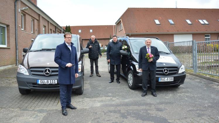 Die Minister Torsten Renz (l.) und Reinhard Meyer (3. v. l.) treffen Jens Lahl und Peter Müller (r.) vom Bützower Berufsbildungsverein zur offiziellen Übergabe der Fahrzeuge.