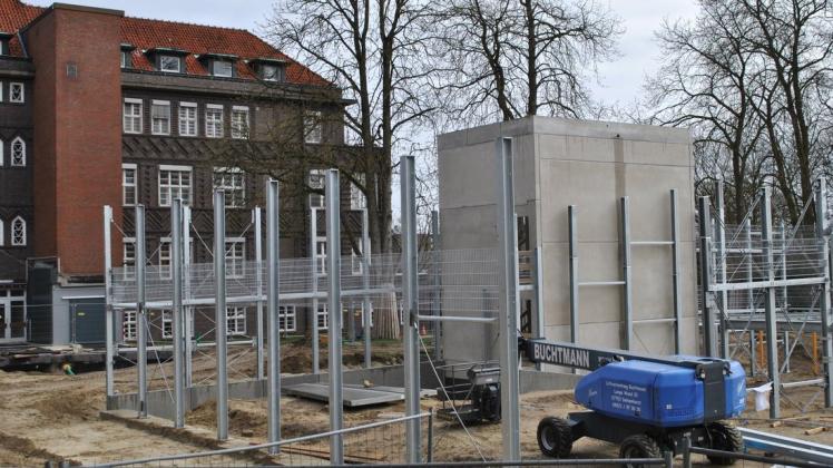 Der Bau des Parkhaus ist ein Zeichen für den Neubau des Krankenhauses. Der Bau des Parkhaus ist ein Zeichen für den Neubau des Krankenhauses.