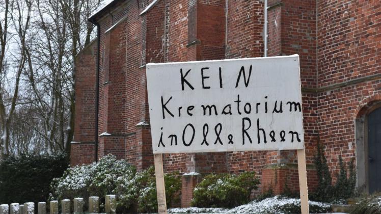 Banner, Schilder und Plakate wie diese sind in den vergangenen Tagen an mehreren Stellen in Rhede platziert worden. Über die Osterfeiertage hat die Bürgerinitiative gegen das Krematorium einiges in Gang gesetzt.