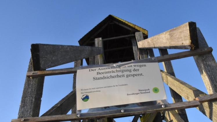 Der Aussichtsturm an der Straße zwischen Groß Görnow und Sternberger Burg muss wegen Gefährdung der Standsicherheit abgebaut werden.