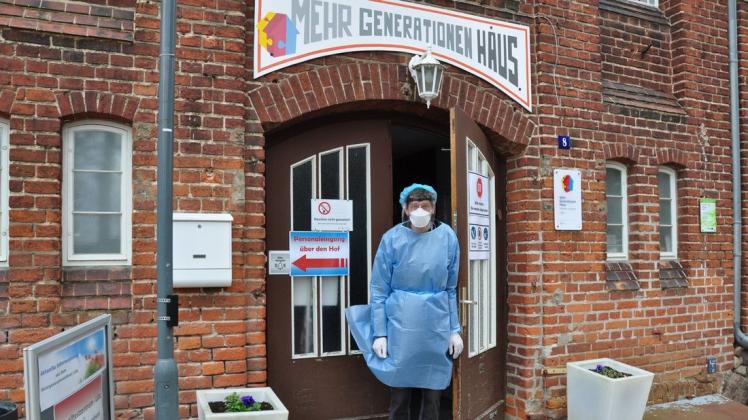 Ein erschöpfter Mitarbeiter am Ende eines Testtages vor dem Schnelltestzentrum in Lübz.