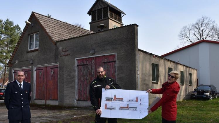 Über den baldigen Abriss des alten Feuerwehrgebäudes und einen Neubau in Lützow freuen sich Wehrführer Swen Müller (l.), Bürgermeister Gerd Klingenberg und Leitende Verwaltungsbeamtin Iris Brincker. Der Schlauchturm soll erhalten und saniert werden.