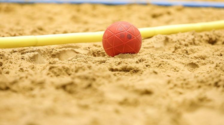Beachhandball ist eine von mehreren Möglichkeiten für Kinder, um im Sommer 2021 wieder spielen zu können.