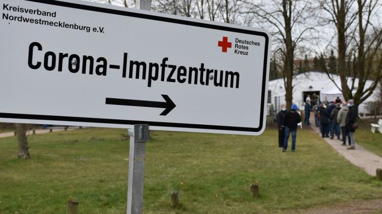 Vor dem Impfzentrum in Grevesmühlen gab es am Freitag zeitweise eine längere Warteschlange.