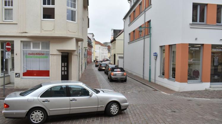 Das Verkehrschaos in Güstrow hält an. Die Stadtvertretung hat nun eine Sondersitzung beantragt, an der der Landkreis Rostock als Obere Verkehrsbehörde teilnehmen soll.