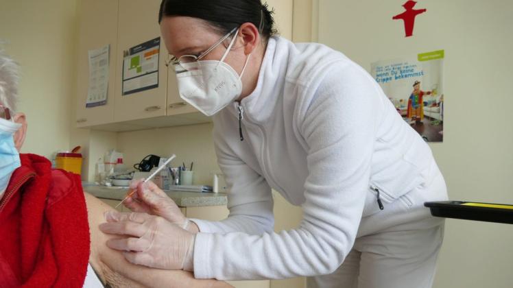 Ein kurzer Piks: Hausärztin Constanze Ebert impft eine Patientin im Medizinischen Versorgungszentrum am Fernsehturm.