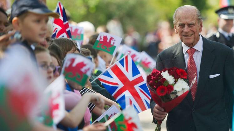 Der Ehemann der britischen Königin Elizabeth II. ist im Alter von 99 Jahren gestorben. Das teilte der Buckingham-Palast am Freitag mit.