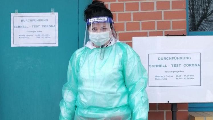 Nina Tiede vor der Teststation des Groß Pankower Rathauses.
