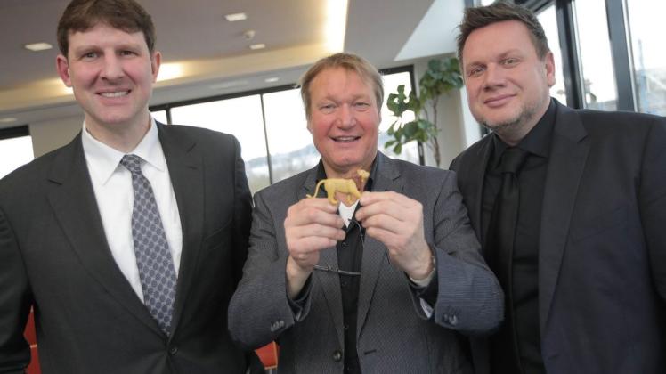 Mario Hoff (r.) bei der Verleihung des Löwen von Schleswig im Februar 2018 zusammen mit den früheren Preisträgern Christian Grau (2016, l.) und Wolfgang Harm (2014).