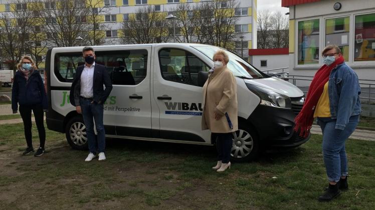Freuen sich über das neue Auto: Lisa Wolf, René Mannheim, Sylvia Knop und Emma Werner (v.l.)