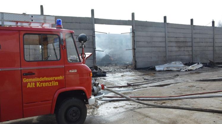 Der Vormittag nach der Brandnacht. Die Gemeindefeuerwehr Alt Krenzlin ist noch zur Brandwache am Bergeraum in Klein Krams.