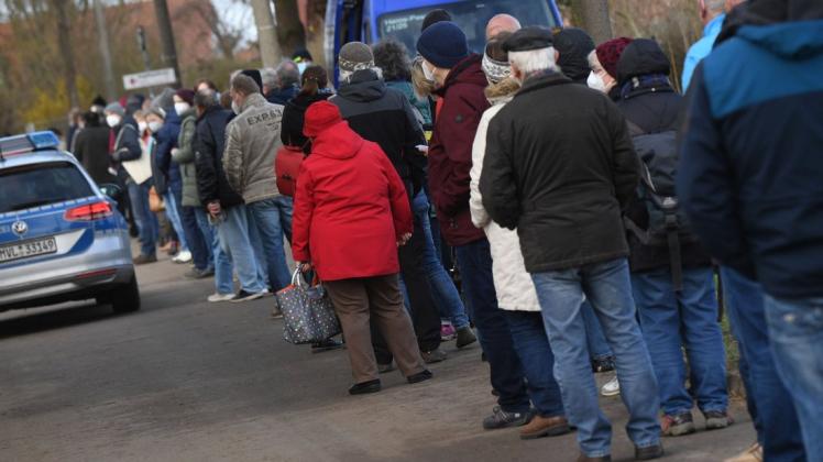Menschen warten vor dem Impfzentrum des Landkreises Vorpommern-Greifswald.