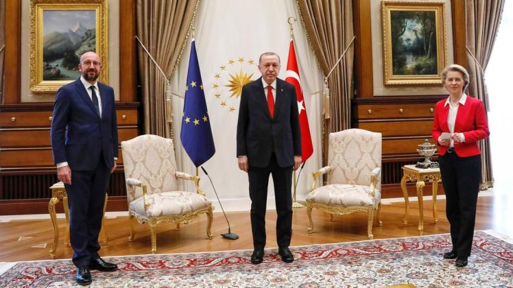 Ein Stuhl zu wenig: Die Plätze reichen nur für Charles Michel (links) und Recep Tayyip Erdogan. Ursula von der Leyen muss auf dem Sofa sitzen.