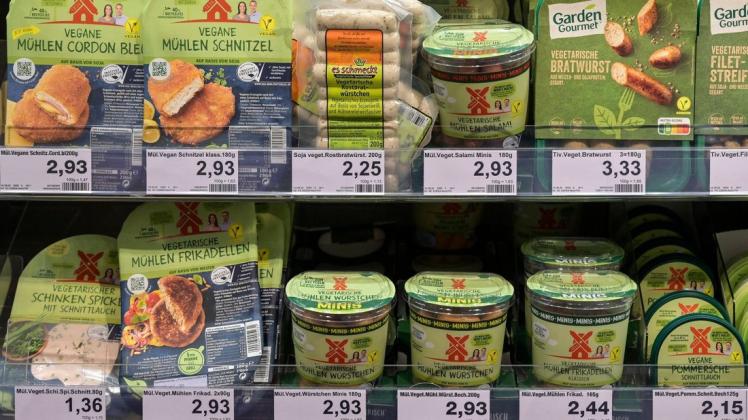 Blick in ein Supermarktkühlregal: Vegetarische und vegane Ersatzprodukte nehmen immer mehr Regalmeter ein. Geht es nach dem Marktführer "Rügenwalder Mühle" geht diese Entwicklung so weiter.