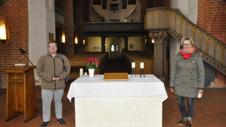 Enrico Jäckel und Christine Flassig bereiten den Saisonstart für die "Offene Kirche" am 4. Mai vor.