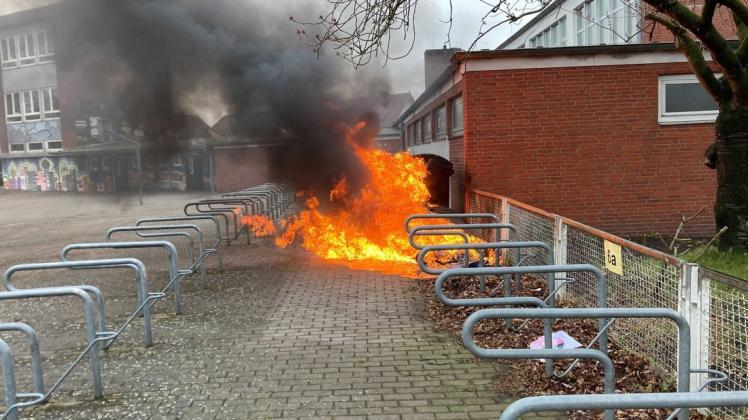 Unmittelbar neben der Turnhalle brannten Müllcontainer auf dem Schulhof der Rosenstadtschule. Die Flammen griffen auf das Gebäude über und beschädigten es.
