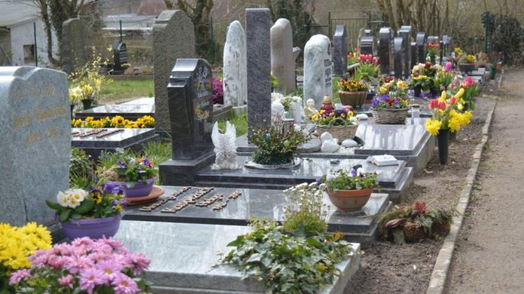 Urnengrabanlage auf dem Friedhof in Schwaan