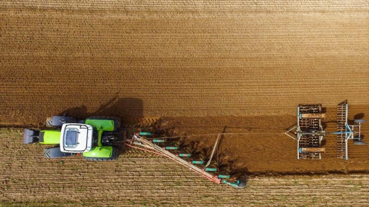 Ein Landwirt auf seinem Acker in Brandenburg: Wer künftig die vollen EU-Prämien erhalten will, muss wohl mehr Ökoleistungen auf den Feldern erbringen.