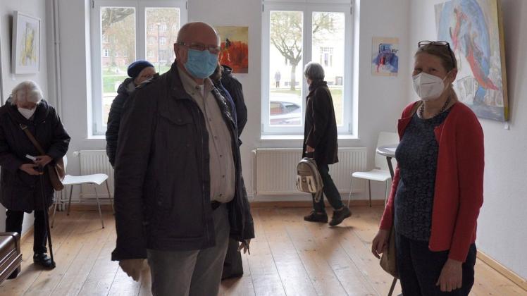 Die Ausstellung ist eröffnet: Christine Metz (rechts) zeigt in der Galerie Güstrow Impressionen aus Indien.