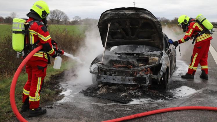Die Freiwillige Feuerwehr Tornesch löschte das Feuer und kontrollierte den Wagen per Wärmebildkamera.