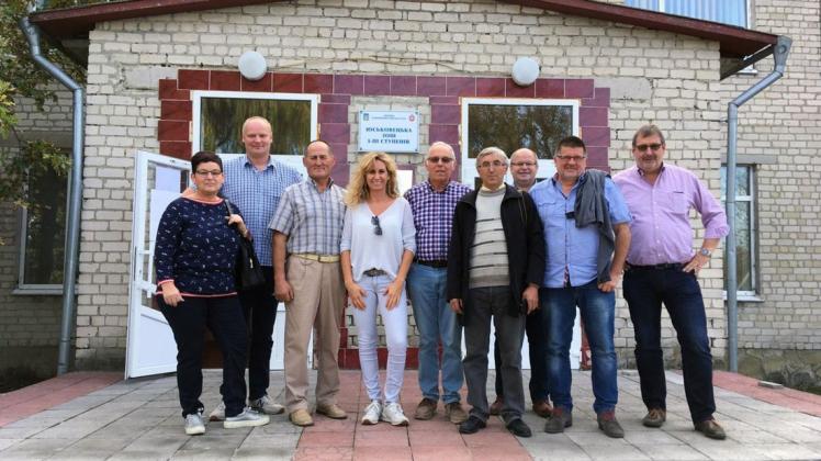 Vor Ort in Juskivzi informierte sich der Freundeskreis der Ukrainefahrer über den Sanierungsbedarf an der Schule.