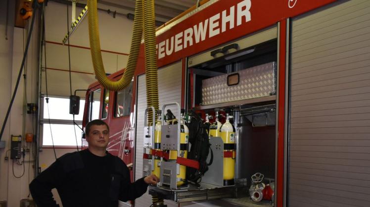 Hauptamtlich wartet Jakob Lerchenfeld im Amt Krakow am See Geräte und Fahrzeuge der zehn Feuerwehren.