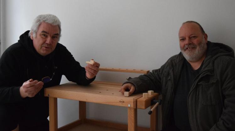 Dabels Bürgermeister Jörg Neumann (r.) und der niederländische Investor Willem de Vos an einer Kinder-Werkbank der Kita Kunterbunt in der Straße der DSF.