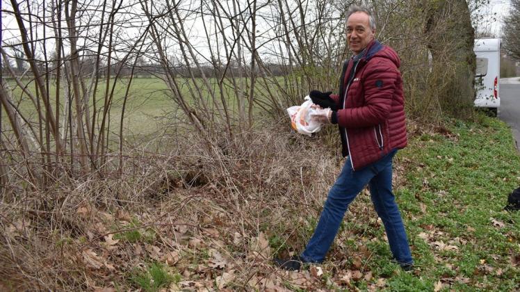Ulf Matzen sammelt während seiner Spaziergänge wilden Müll auf.