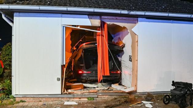Ein Audi Q5 landete komplett in einem Gästezimmer eines Bungalows. Ein Audi Q5 landete komplett in einem Gästezimmer eines Bungalows.