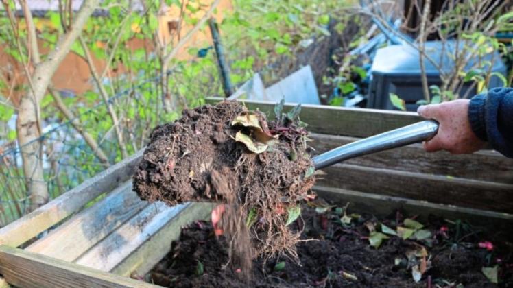 So kennt man das Kompostieren aus dem eigenen Garten. Bei Großmengen – wie sie im Kompostwerk anfallen – kann es durchaus mal riechen. So kennt man das Kompostieren aus dem eigenen Garten. Bei Großmengen – wie sie im Kompostwerk anfallen – kann es durchaus mal riechen.