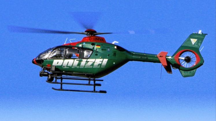Auch der Polizeihubschrauber aus Laage beteiligt sich an der Suche nach der orientierungslosen 82-jährigen Frau.