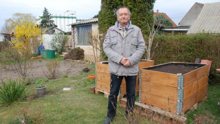 Uwe Falk, der Vereinsvorsitzende der Kleingartenanlage Feierabend in Karstädt, in einem seiner beiden Kleinode. In diesem Jahr hat er bis jetzt noch nicht allzu viel in seinen Gärten gemacht, wie er selbst sagt.