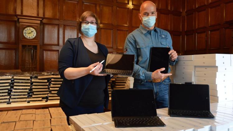 Schulsachbearbeiterin Susann Artelt und Martin Schumacher von der EDV beim Auspacken der mobilen Endgeräte.
