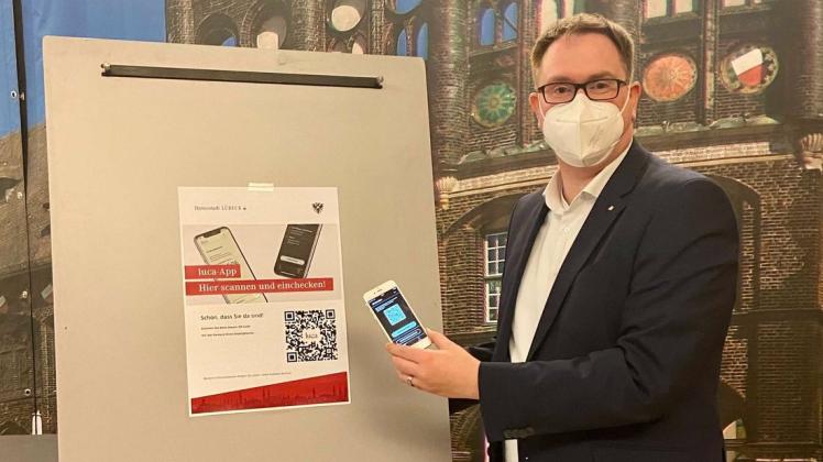„Die Luca-App ist einfache Methode zur Kontaktnachverfolgung. Viele nutzen sie schon. Mit dem Luca-Schlüsselanhänger können jetzt auch alle Menschen Luca nutzen, die über kein Smartphone verfügen“, sagt Lübecks Bürgermeister Jan Lindenau.