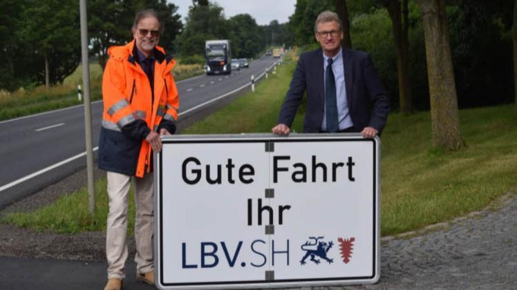 Torsten Conradt und Bernd Buchholz präsentierten ein Musterbeispiel einer gelungenen Straßensanierung zwischen Eutin und Plön. Nun werden weitere Straßen saniert.