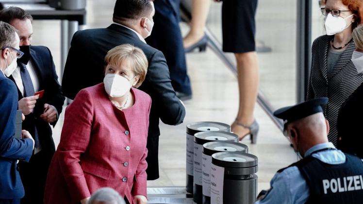 Bundeskanzlerin Angela Merkel (CDU) gibt ihre Stimme über die Änderungsanträge ab.
