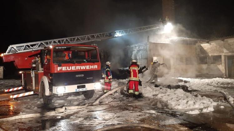 Mit einem Schaumteppich konnte das Großfeuer des Reifenstapels in Püttelkow unter Kontrolle gebracht werden.