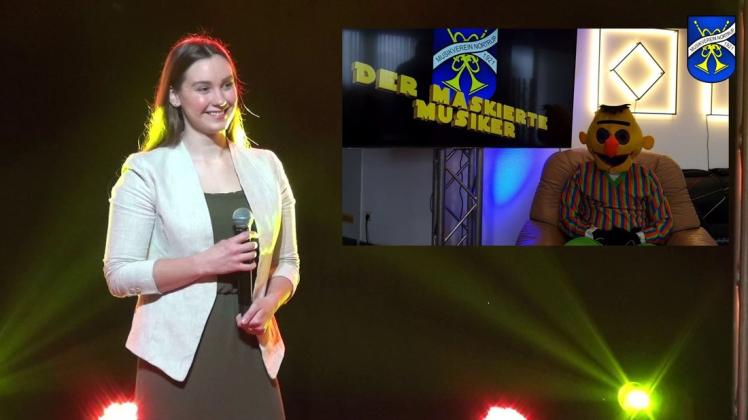 Moderatorin Jana Dietrich führ die Zuschauer lustig und souverän durch die Show "Der maskierte Musiker". Moderatorin Jana Dietrich führ die Zuschauer lustig und souverän durch die Show "Der maskierte Musiker".