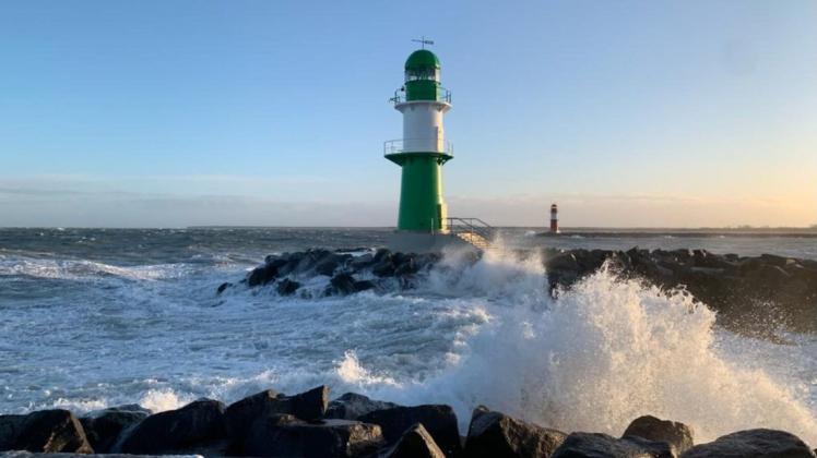 Die Wellen tanzen temperamentvoll am Molenfeuer in Warnemünde.