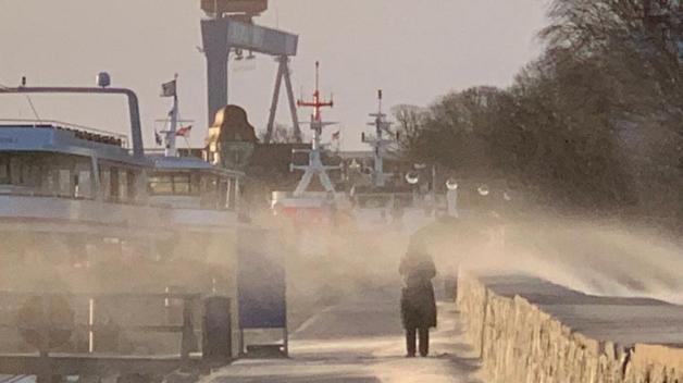 Feiner Seesand wird vom Wind über die Westmole geweht. Ein seltener Anblick. Feiner Seesand wird vom Wind über die Westmole geweht. Ein seltener Anblick.