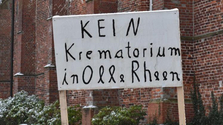 Viele Banner und Schilder gegen das Krematorium sind in Rhede aufgestellt worden.