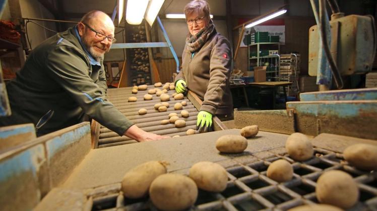 Bis die Ernte aus diesem Jahr sortiert werden kann, werden Friedhelm und Karin Blankemeyer noch etwas warten müssen. Wegen des wechselhaften Aprilwetters verzögert sich die Anpflanzung der späten Kartoffelsorten. Bis die Ernte aus diesem Jahr sortiert werden kann, werden Friedhelm und Karin Blankemeyer noch etwas warten müssen. Wegen des wechselhaften Aprilwetters verzögert sich die Anpflanzung der späten Kartoffelsorten.