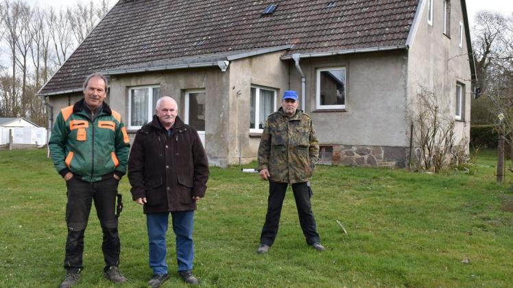 Bürgermeister Jürgen Ahrens (M.) mit den Bauhof-Mitarbeitern Hubert Sass (l.) und Maik Böckenhauer vor dem Siedlerhaus, das zusammen mit Nebengebäuden abgerissen werden soll.
