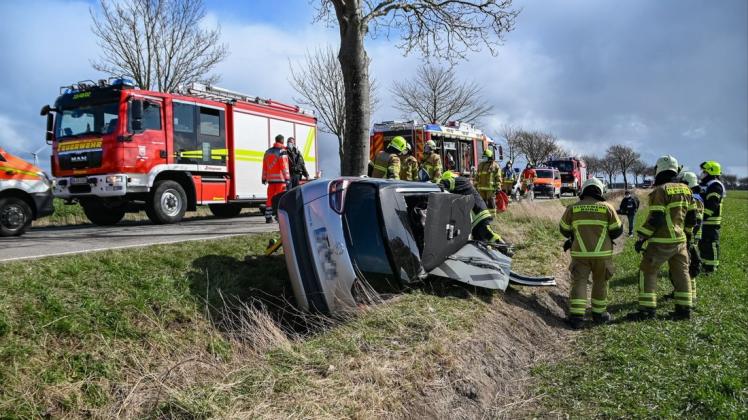 Am Dienstagnachmittag kam es auf der Kreisstraße 49 zwischen Puttgarden und Burg zu einem schweren Verkehrsunfall. Das Fahrzeug eines älteren Ehepaars kam aus noch ungeklärter Ursache von der Fahrbahn ab.