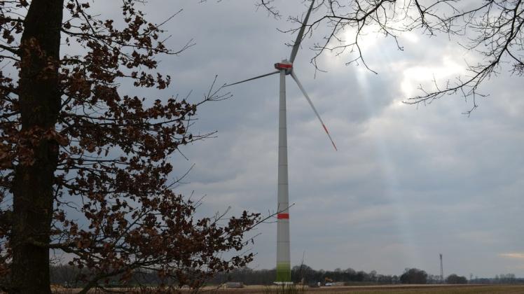 Die große Windkraft-Anlage in der Nähe des Stedinger Weges in Bergedorf soll etwa zum Ende dieses Monats ans Netz gehen.